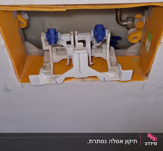 תמונה של מנגנון הדחה בשירותים